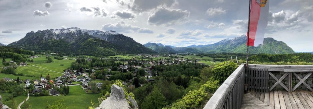 Blick von der Burgruine Plainburg auf die angrenzenden Alpen