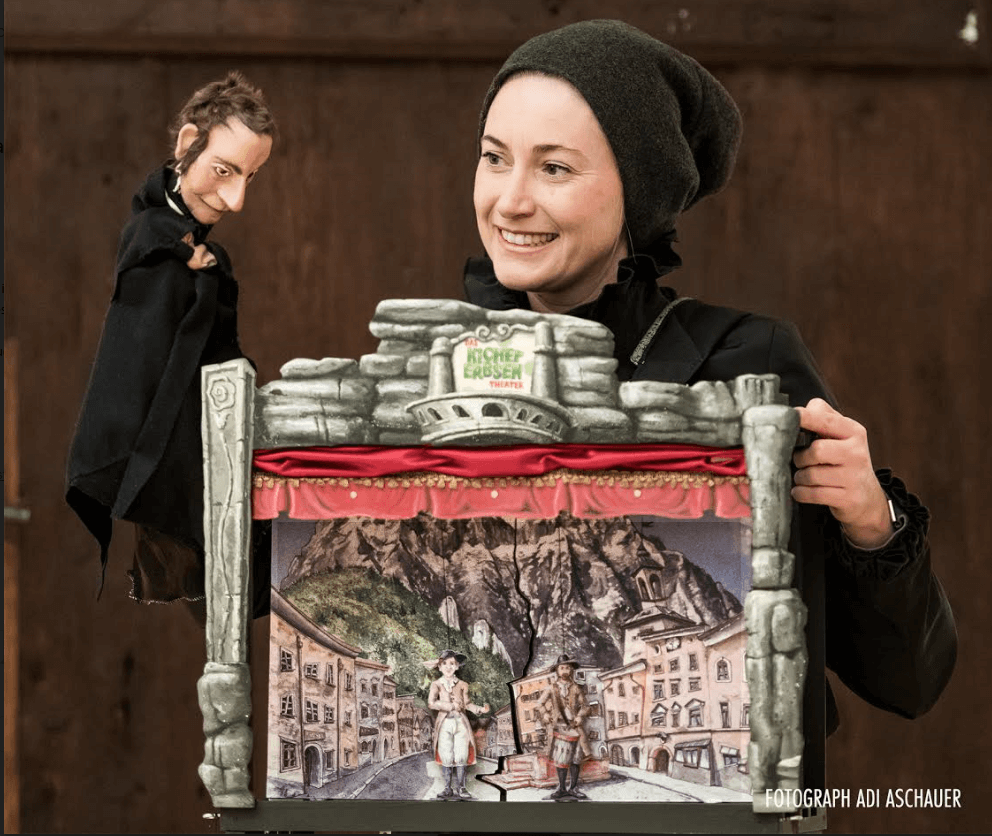 Melanie Eichhorn vom Kichererbsentheater mit ihrer Handpuppe Franz Xaver Gruber und ihrer Bauchladenbühne