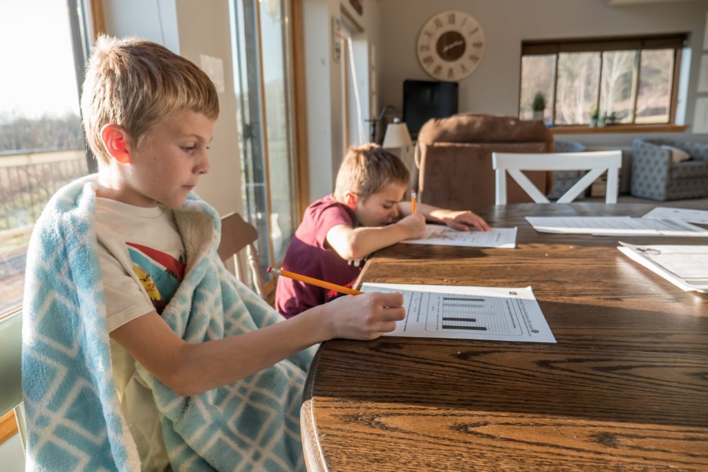 Lernen zuhause: Bärenstark im Leben gibt eine Übersicht über Lernportale, Lern-Apps, Erklärvideos, Online-Mediatheken und Kindersuchmaschinen