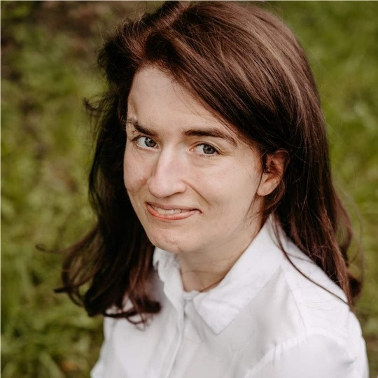 Als virtuelle Assistentin für Inklusion und Expertin für Barrierefreiheit unterstützt Teresa Lüftinger Unternehmer:innen dabei, Barrieren in ihrer Sprache und ihren Köpfen abzubauen. Sie setzt sich mit Herz, Verstand und einer Prise Humor für mehr Miteinander und weniger Ausgrenzung ein, um komplexe Kommunikation greifbar, verständlich und inklusiv auf Augenhöhe zu gestalten.