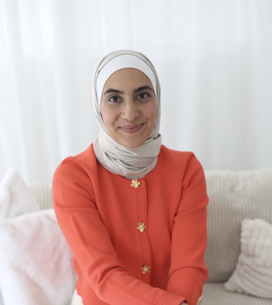 Samar Shehata begleitet (werdende) Eltern und Familien dabei, Sicherheit zu gewinnen, ihre Babys/Kinder besser zu verstehen und eine starke, liebevolle Beziehung zu gestalten.